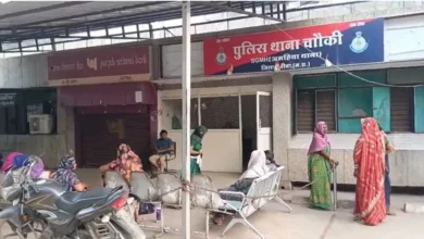 100 की स्पीड में बाइक खंभे से टकराई, एक युवक की मौत, एक गंभीर घायल।