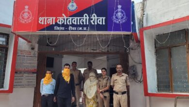 जमीन बिक्री में धोखाधड़ी करने वाले पति-पत्नी सहित बेटा गिरफ्तार, भेजा जेल।